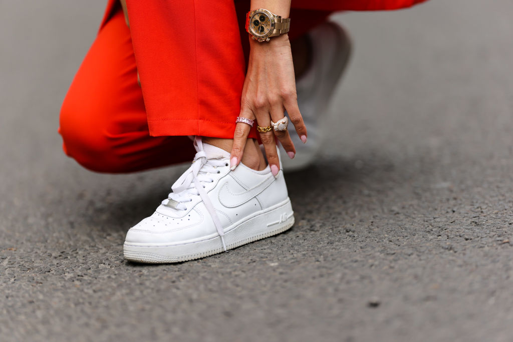 Białe minimalistyczne sneakersy znowu są na topie! Zobacz, jak je nosić