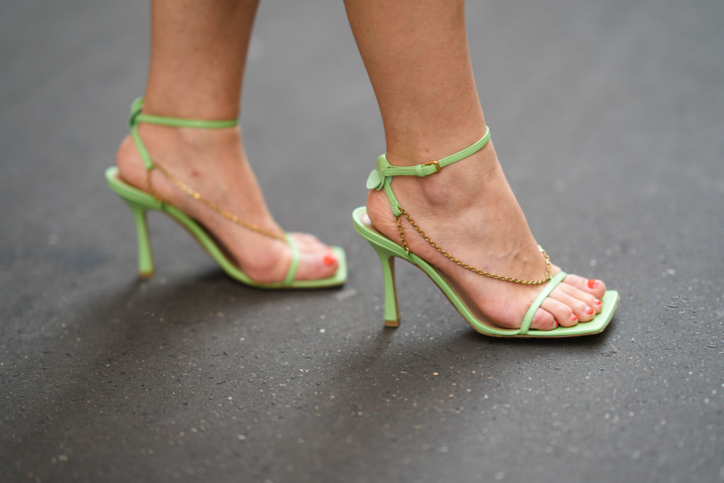 Floss sandals, czyli sandałki z cienkimi paseczkami. Sprawdź, gdzie je kupić najpiękniejsze