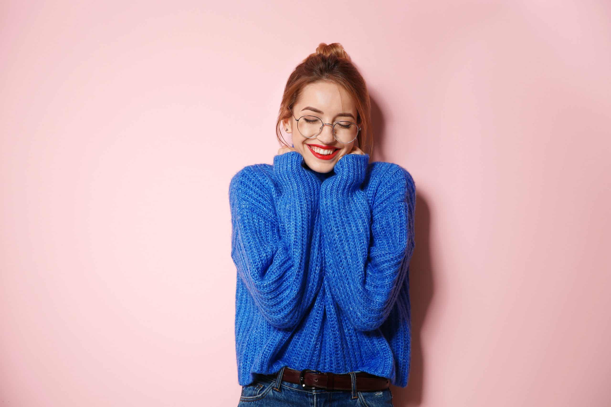 Damskie swetry na wiosnę – wybierz nowe stylizacje na co dzień i do pracy!