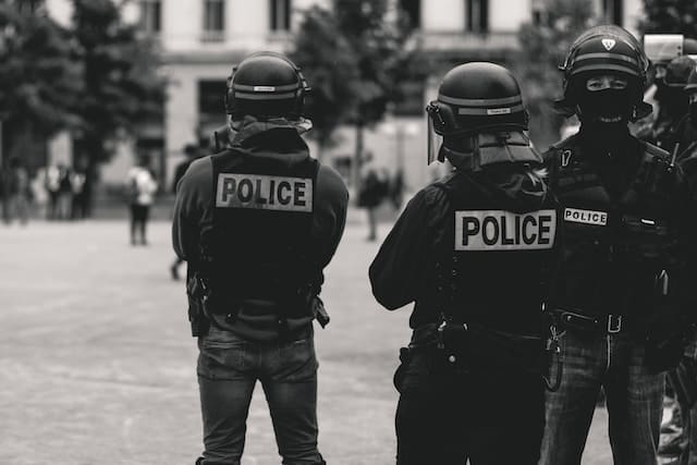 Dlaczego wyposażenie policji i służb mundurowych powinno być wysokiej jakości? Rękawice taktyczne, kominiarki i inne ważne elementy ubioru