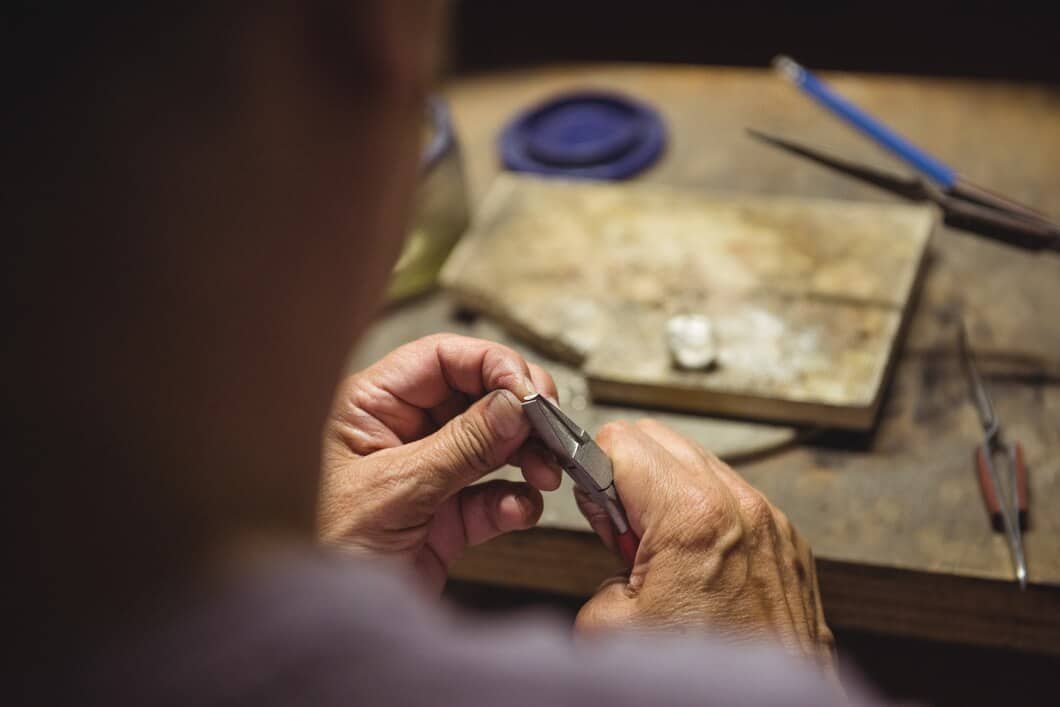 Tworzenie unikalnej biżuterii – jak wykorzystać elementy ze szlachetnych metali?
